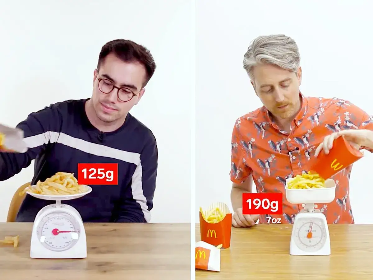 Dwóch mężczyzn waży frytki McDonald's. Jeden ma 125g, drugi 190g. Zastanawiasz się nad frytki mcdonald kcal?