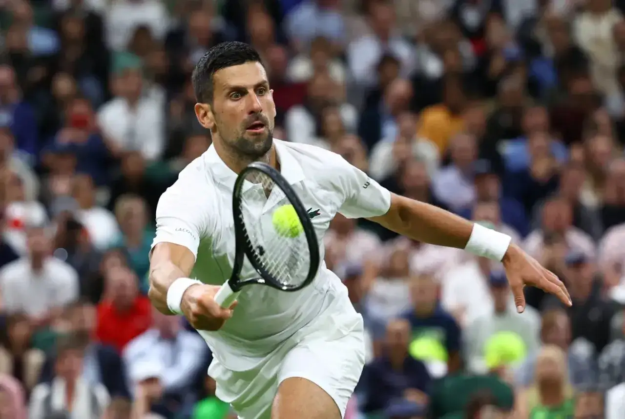 Novak Djokovic en acci&oacute;n, golpeando la pelota. &iquest;A qu&eacute; hora juega Djokovic hoy?