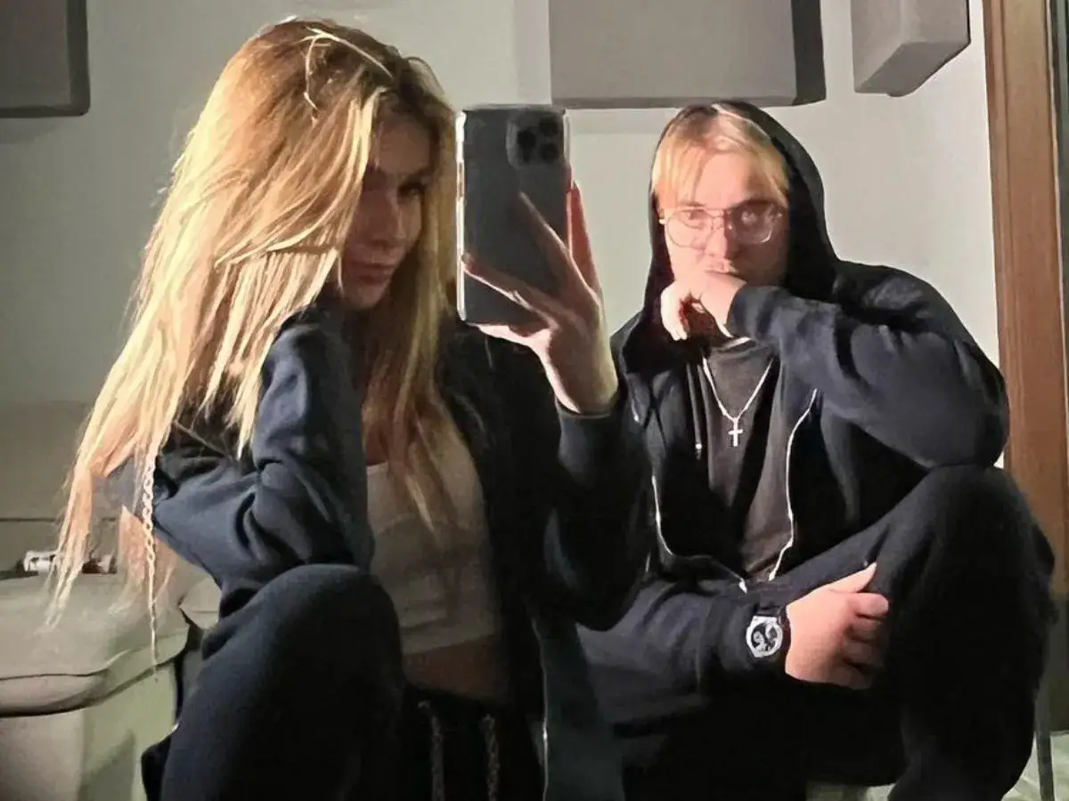 Bedoes i Roxana robią selfie w ciemnych bluzach.