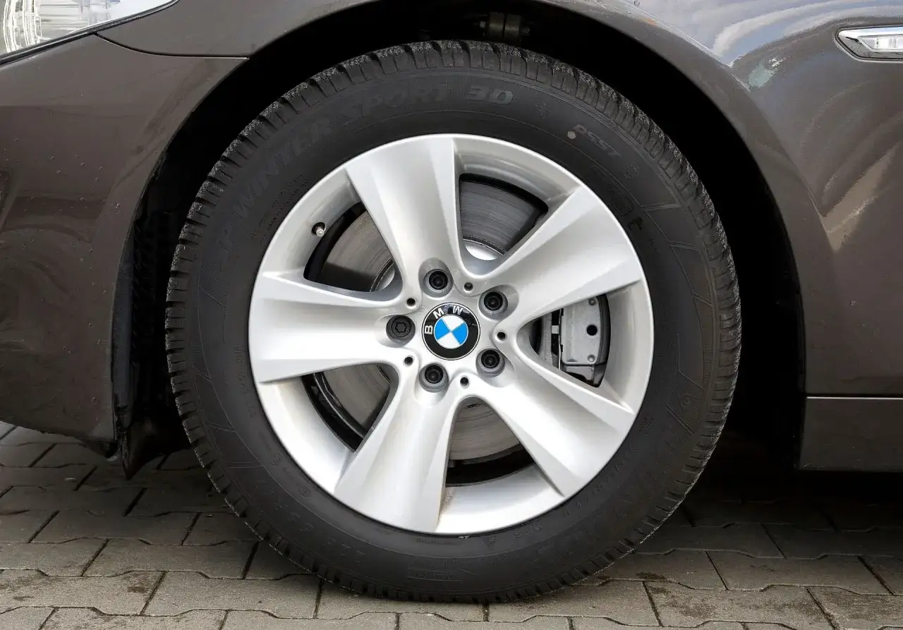 Koło BMW z oponą zimową, która zapewnia bezpieczeństwo nawet po przebiciu dzięki technologii run flat.