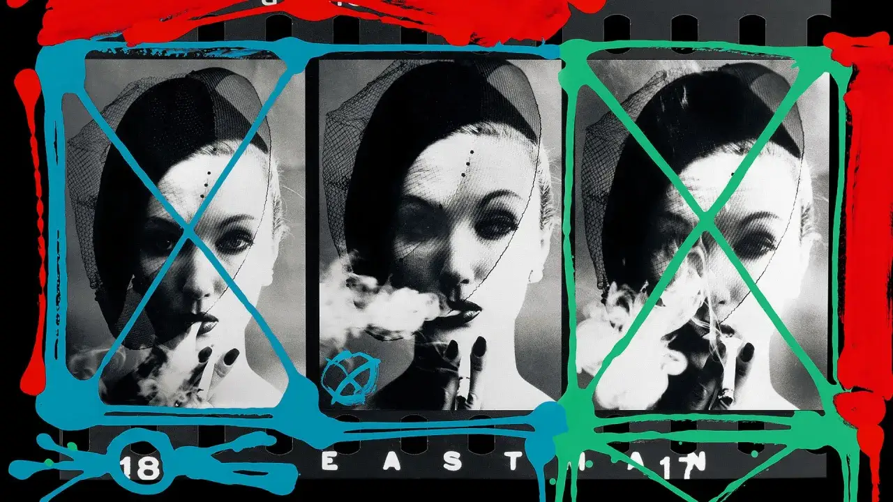 Trzy portrety kobiety palącej papierosa, w stylu **William Klein**. Kolorowe plamy farby i linie przecinają klatki filmu.