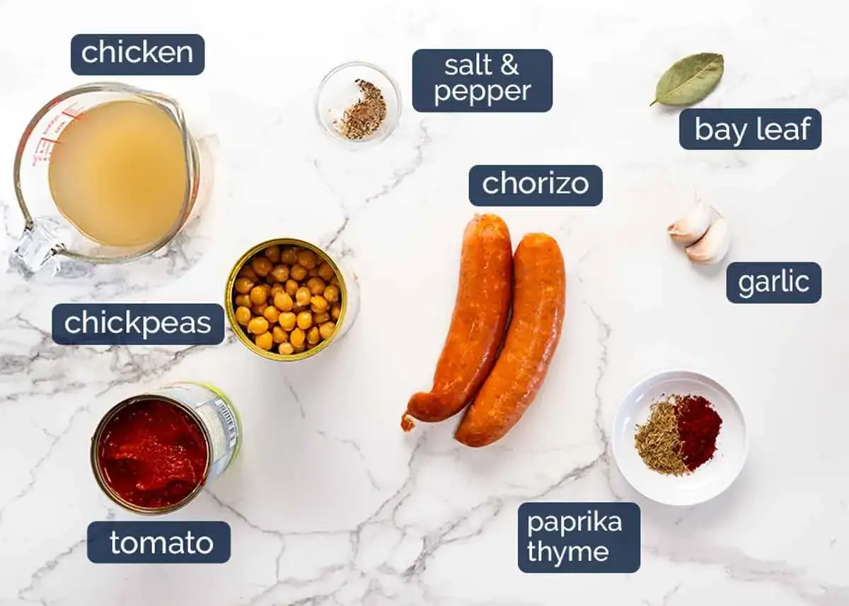Chorizo, czyli pikantna kiełbasa, jest głównym składnikiem obok ciecierzycy, pomidorów, bulionu, czosnku i przypraw.