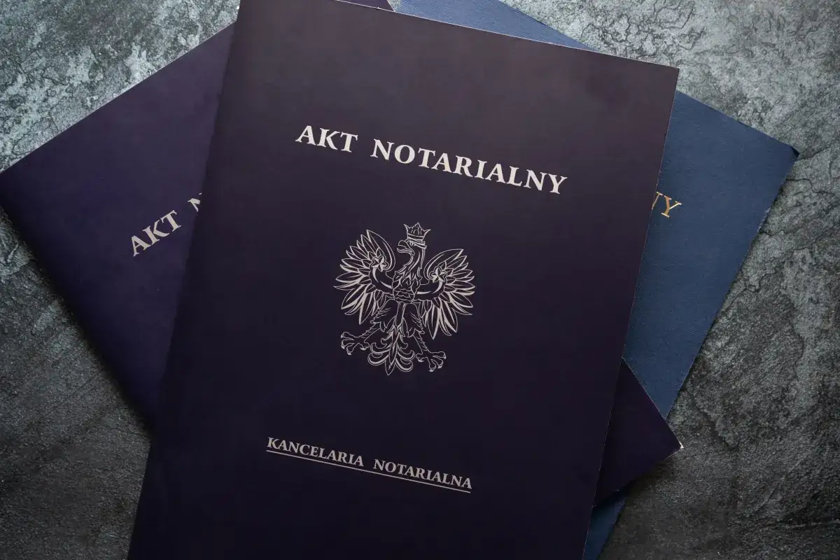 Akt notarialny mieszkania, dokument z godłem Polski, gotowy do podpisania.