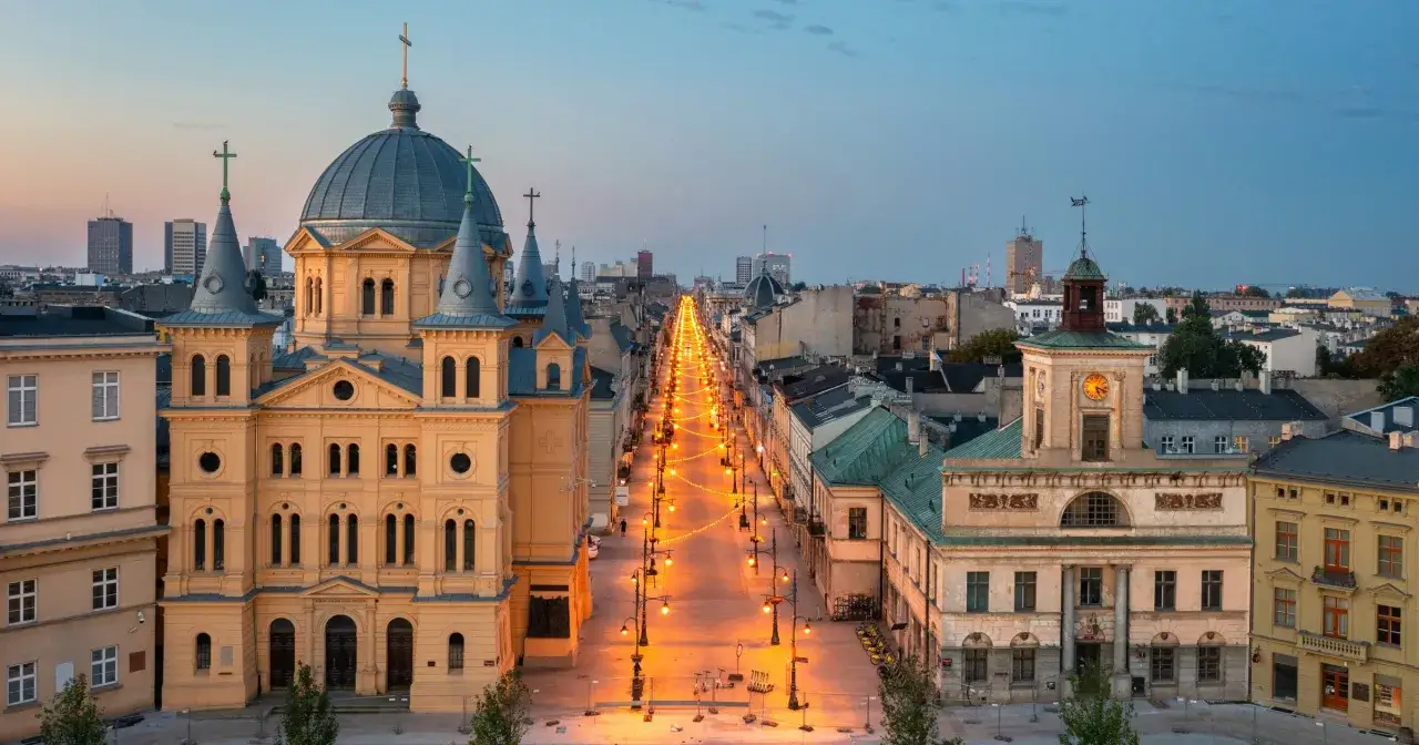 Łódź nocą: piękna ulica Piotrkowska z oświetleniem, idealna na ferie z nastolatkiem.