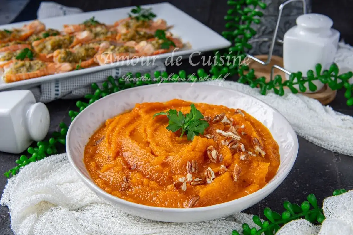 Un bol de pur&eacute;e de patate douce onctueuse, garnie de noix de p&eacute;can et d'une touche de persil. Un d&eacute;lice r&eacute;confortant.
