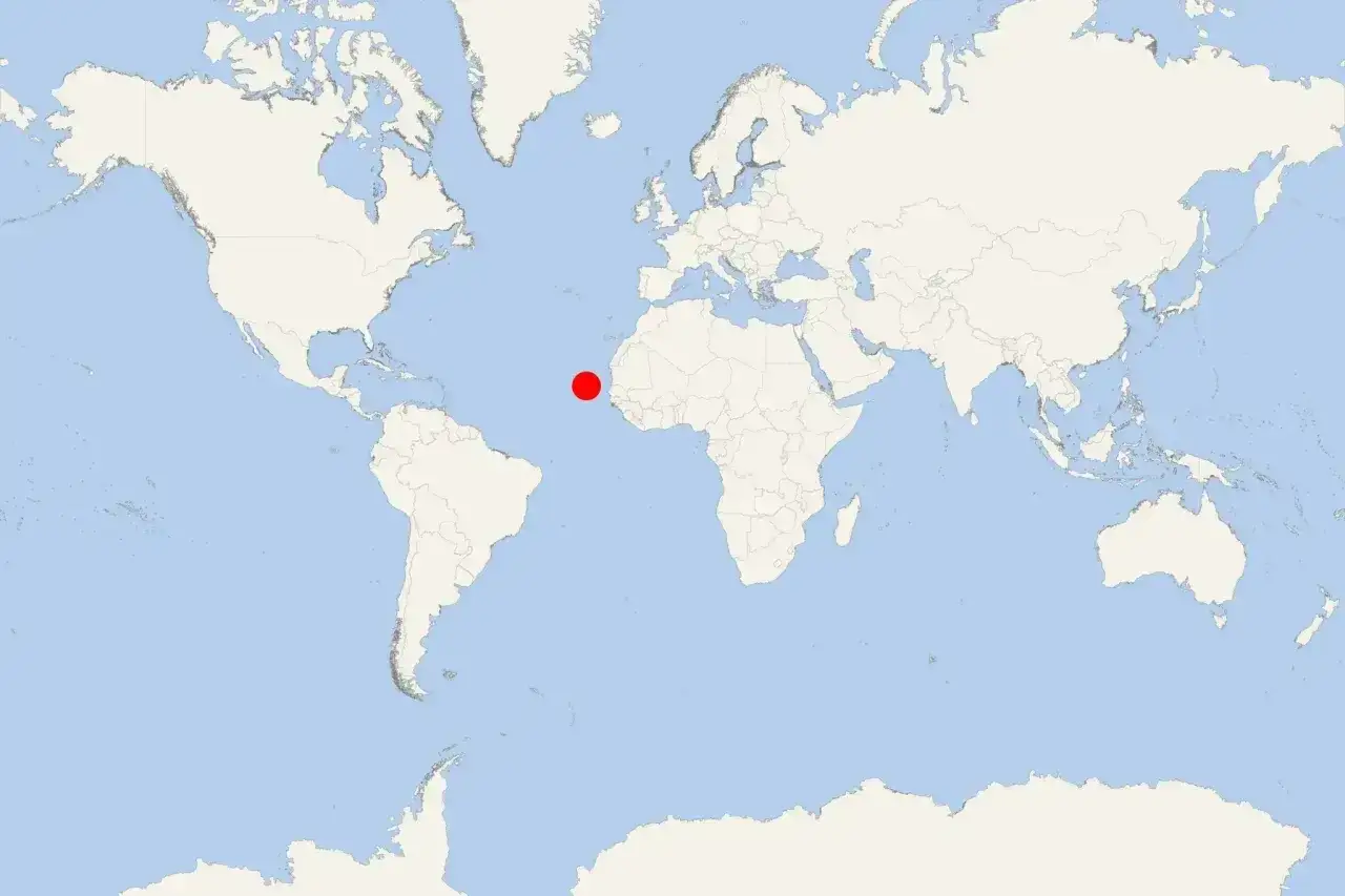 Mapa świata z zaznaczonym czerwonym punktem na Oceanie Atlantyckim, niedaleko Afryki. Zastanawiasz się, ile się leci na Wyspy Zielonego Przylądka?