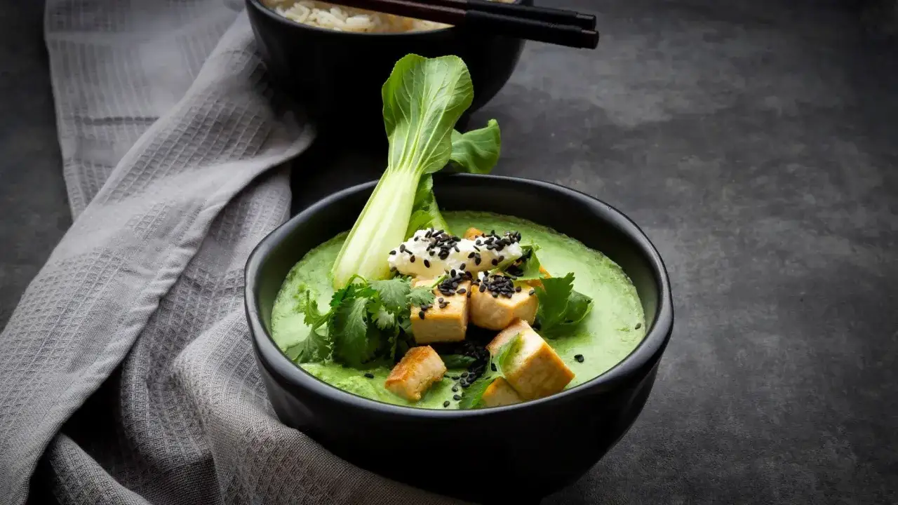 Vegetarisches Pak Choi Curry mit Tofu in einer Schüssel
