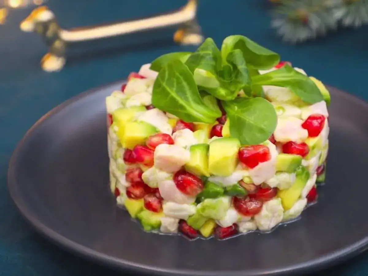 D&eacute;licieux ceviche de daurade frais, garni d'avocat, de grenade et de m&acirc;che. Une explosion de saveurs pour les f&ecirc;tes.