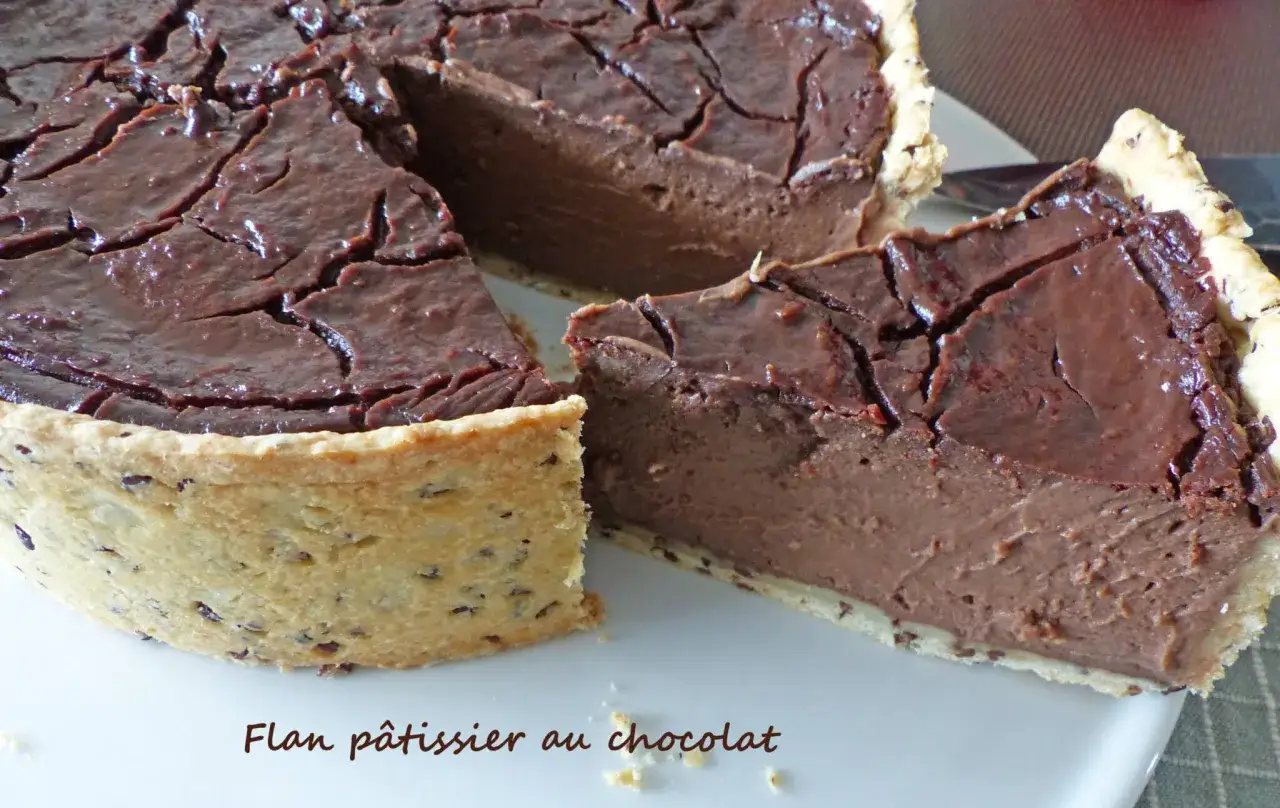 Un flan au chocolat onctueux, avec une cro&ucirc;te dor&eacute;e et une garniture craquel&eacute;e. Un d&eacute;lice &agrave; savourer !