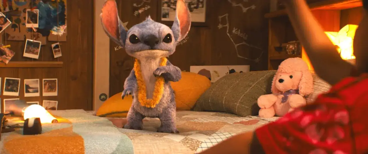 Stich w naszyjniku z kwiatów, obok pluszowego pudla. To scena z obsady Lilo i Stich, pełna rodzinnych zdjęć i rysunków.