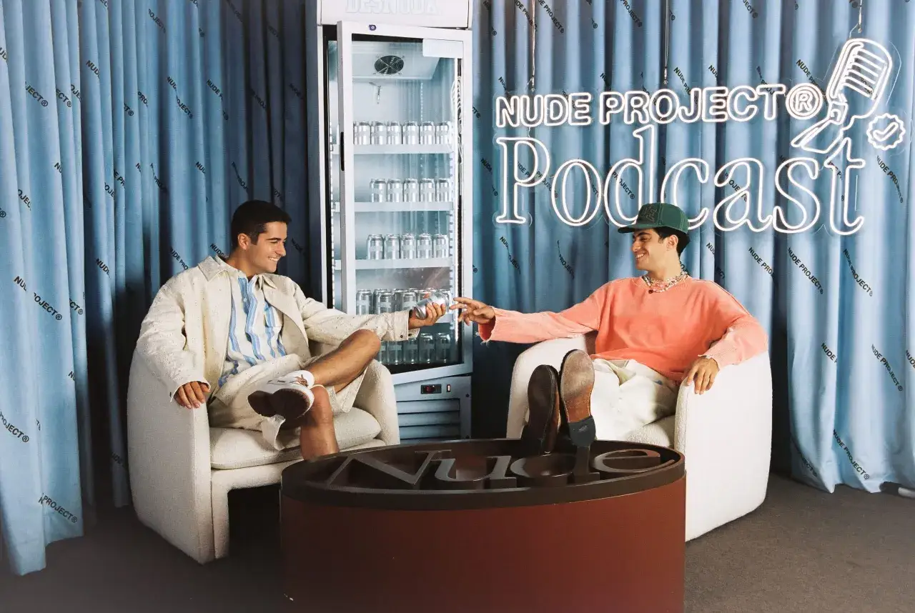 Los fundadores de Nude Project brindan en su podcast.