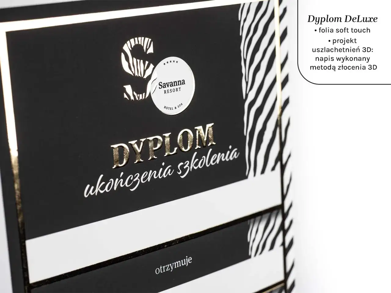 Elegancki dyplom ukończenia szkolenia, z wytłaczanym złotym napisem i logo Savanna Resort. Projekt dyplomu wykonany z dbałością o detale.