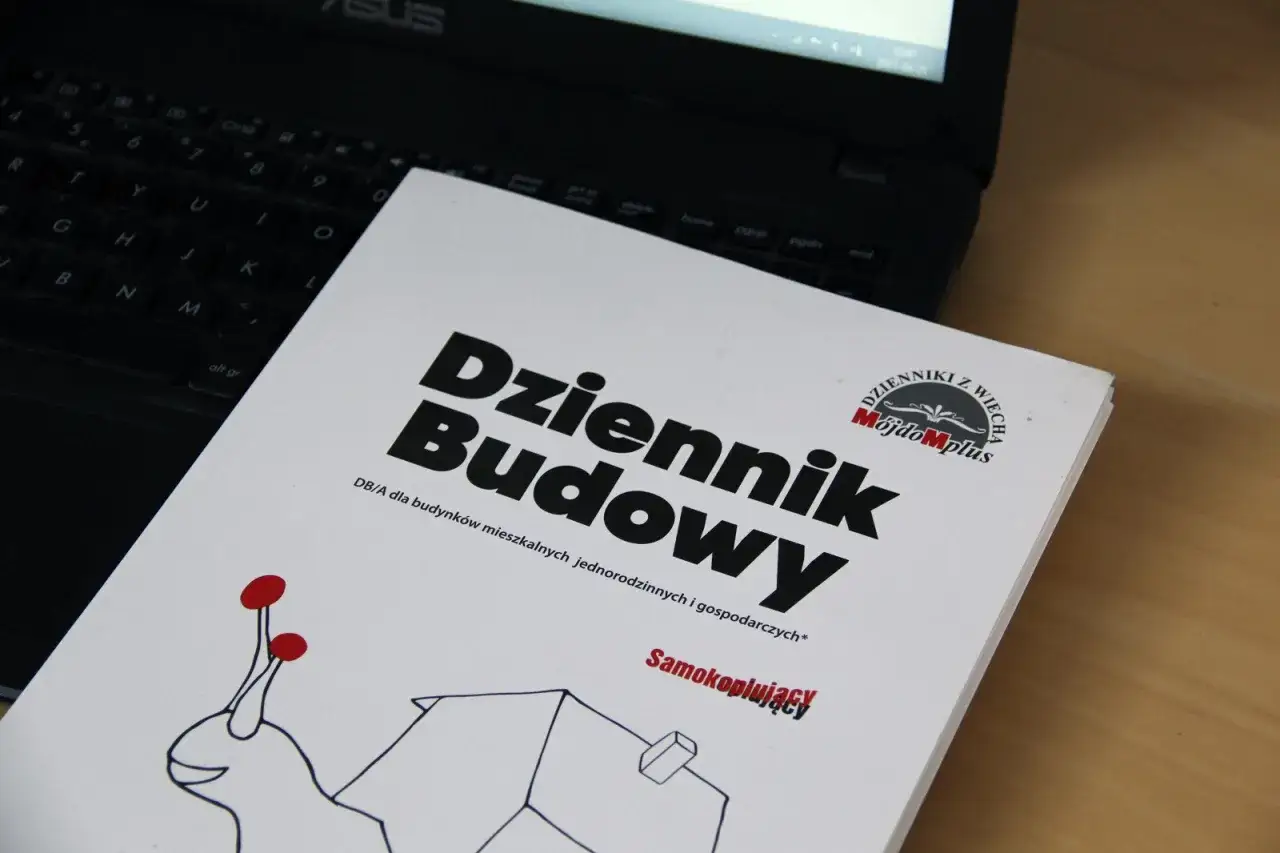 Zawiadomienie o zakończeniu budowy domu jednorodzinnego w Dzienniku Budowy. Słodka ślimakowa ilustracja i logo 