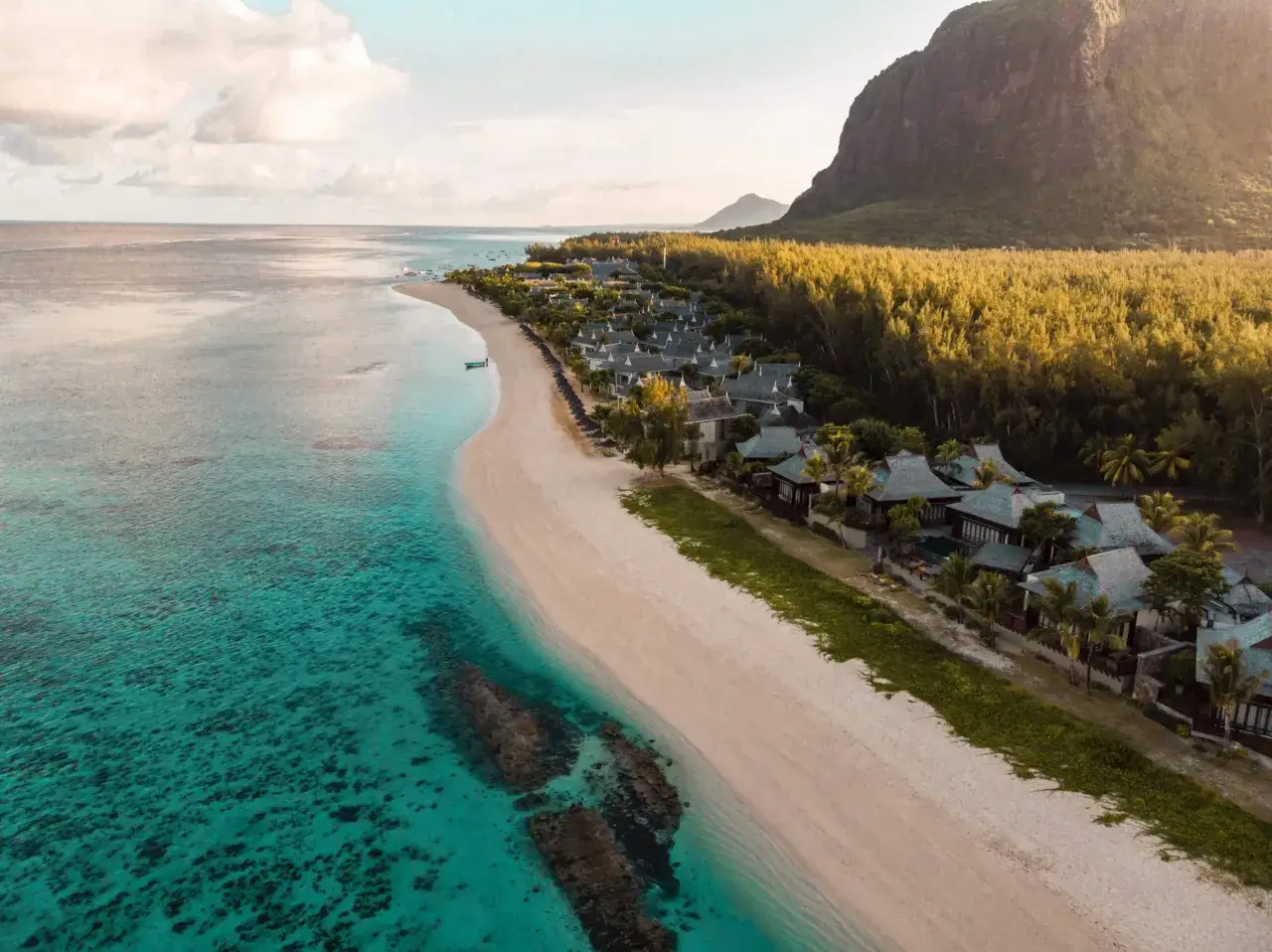 Traumhafte K&uuml;stenlandschaft mit t&uuml;rkisfarbenem Wasser, wei&szlig;em Sandstrand und luxuri&ouml;sen Villen. Perfekt f&uuml;r die mauritius beste reisezeit.