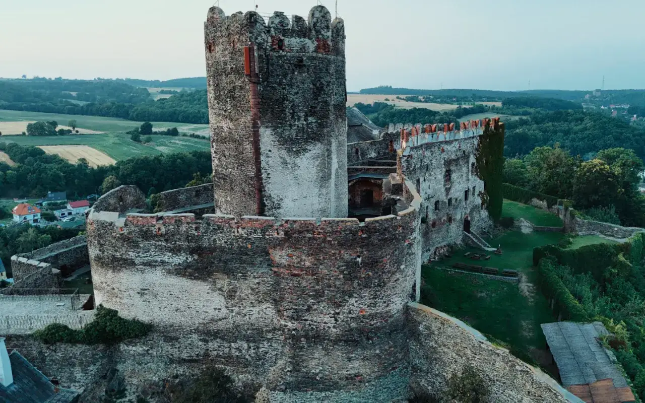 Zamek Bolk&oacute;w, z jego potężną wieżą i murami, otoczony zielenią. Ciekawostki o historii tego miejsca czekają na odkrycie.