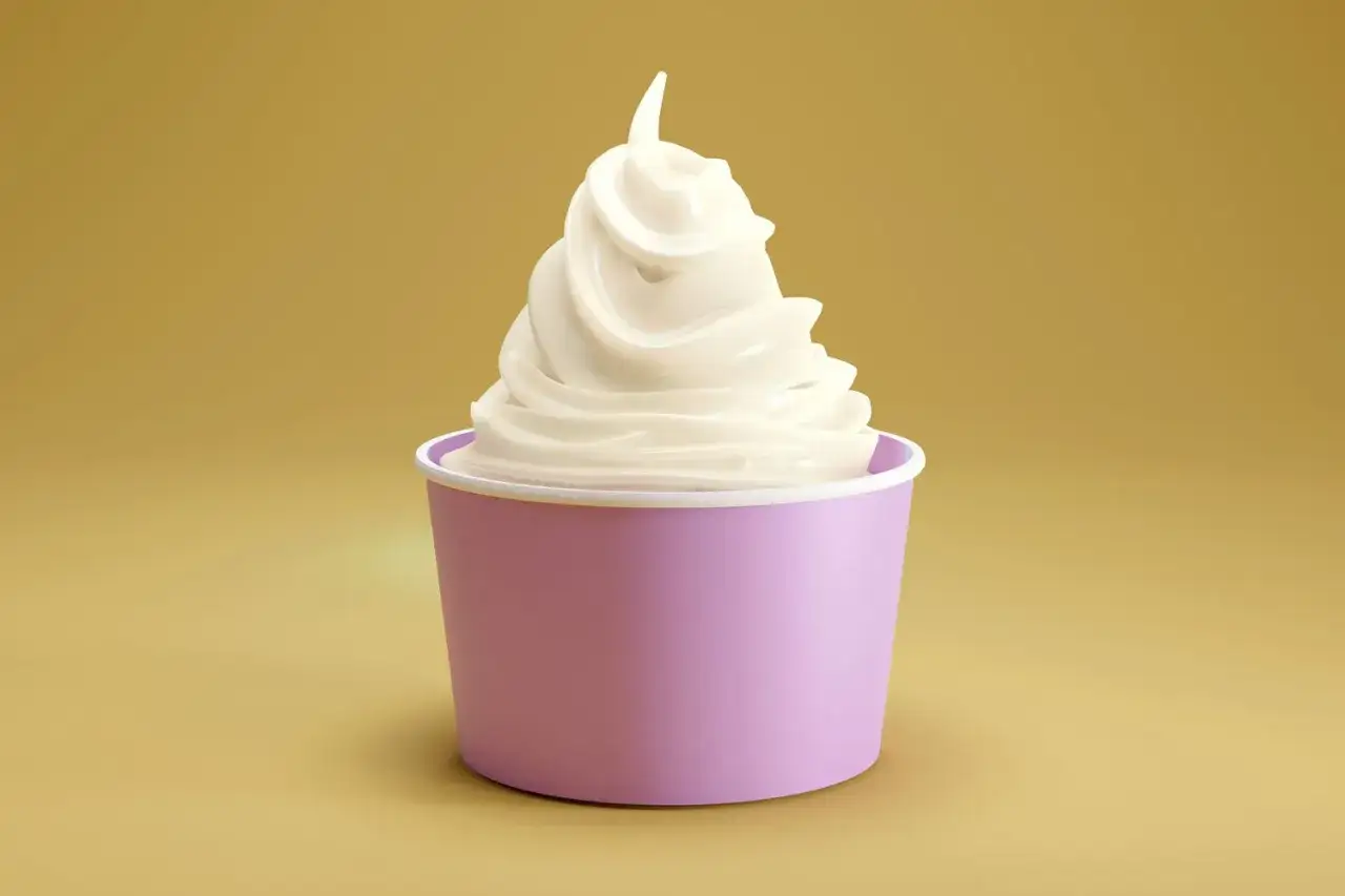 Ein Becher mit cremigem Softeis, eine k&ouml;stliche eis art.
