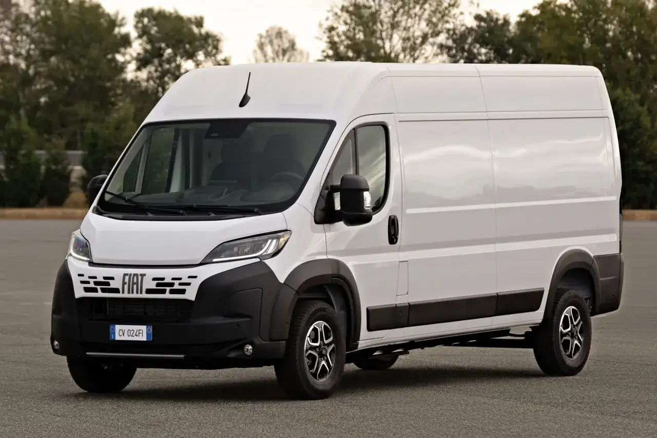 Biały Fiat Ducato na drodze. Zastanawiasz się nad pojemnością baku tego modelu?