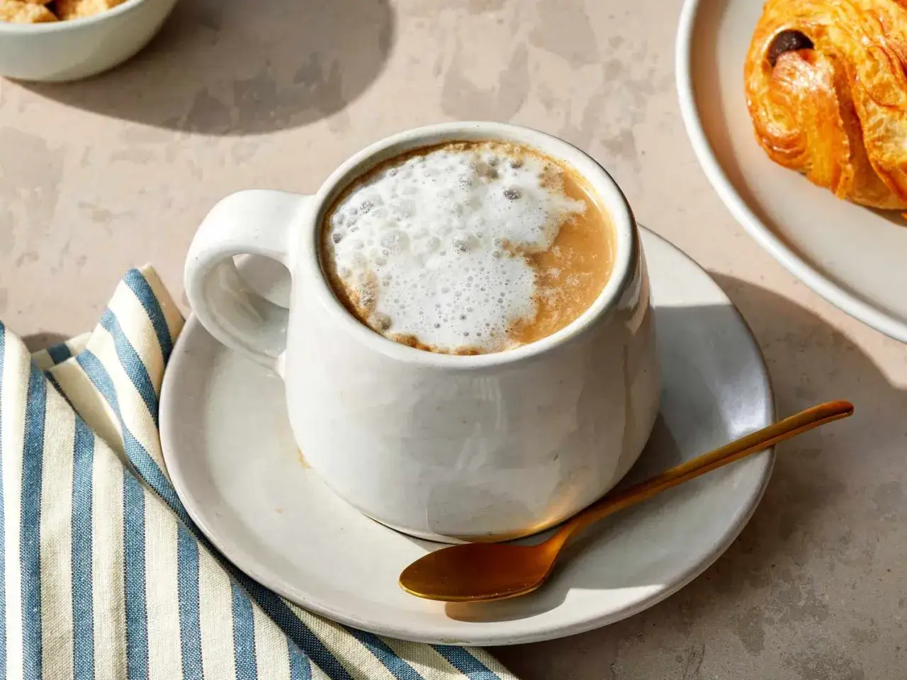 Pyszna kawa latte z pianką, idealna na spokojny poranek. Co to za rozkosz!