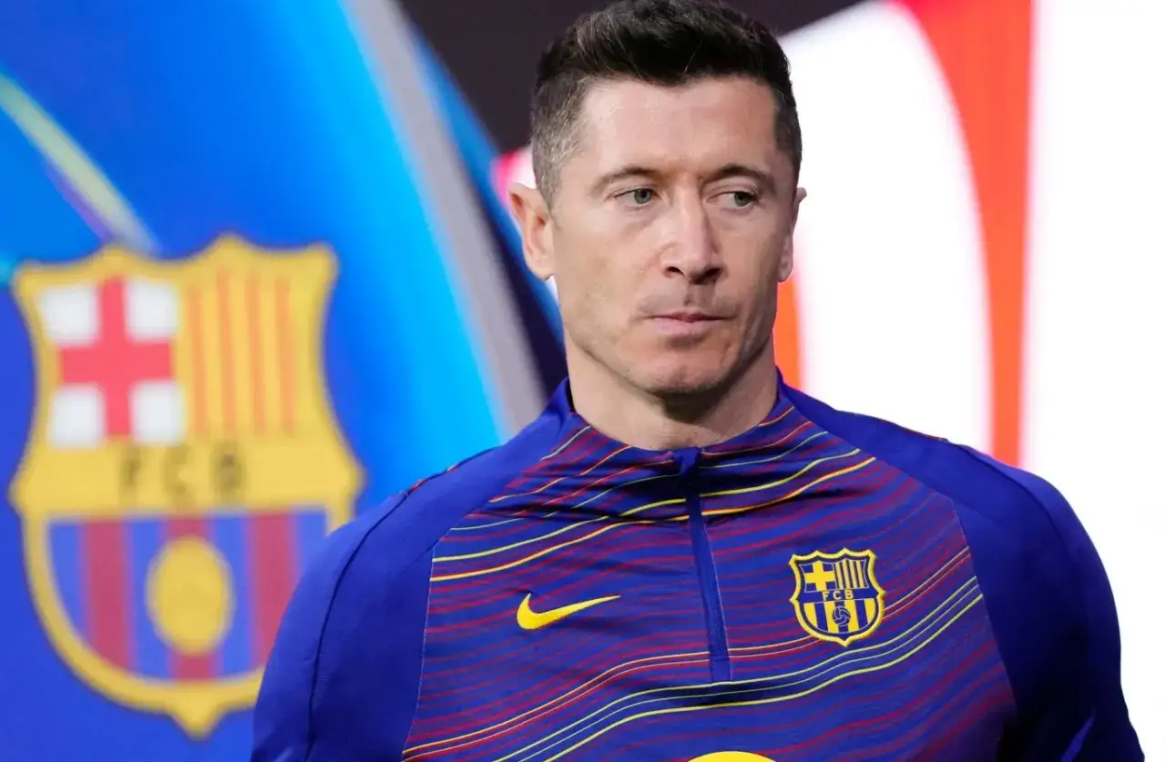 Robert Lewandowski w stroju FC Barcelony, z herbem klubu na piersi. Co z Lewandowskim w Barcelonie?