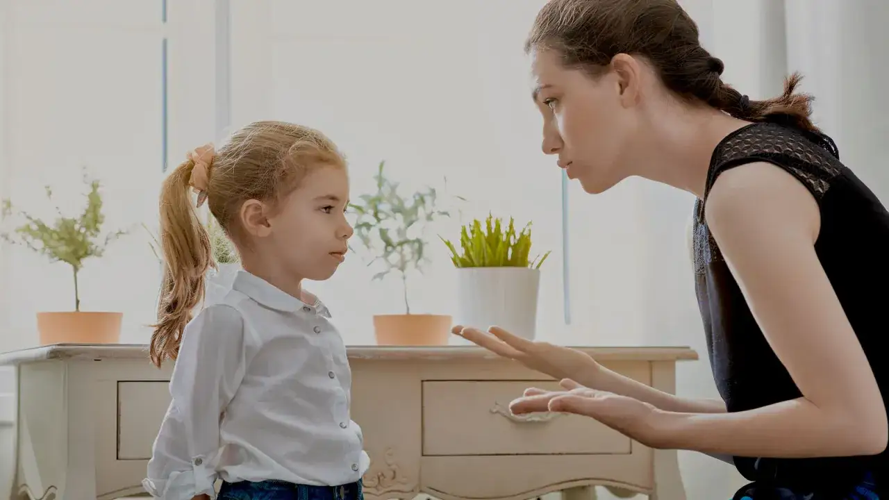 Madre habla seriamente con su hija, ense&ntilde;&aacute;ndole la importancia de poner limites.