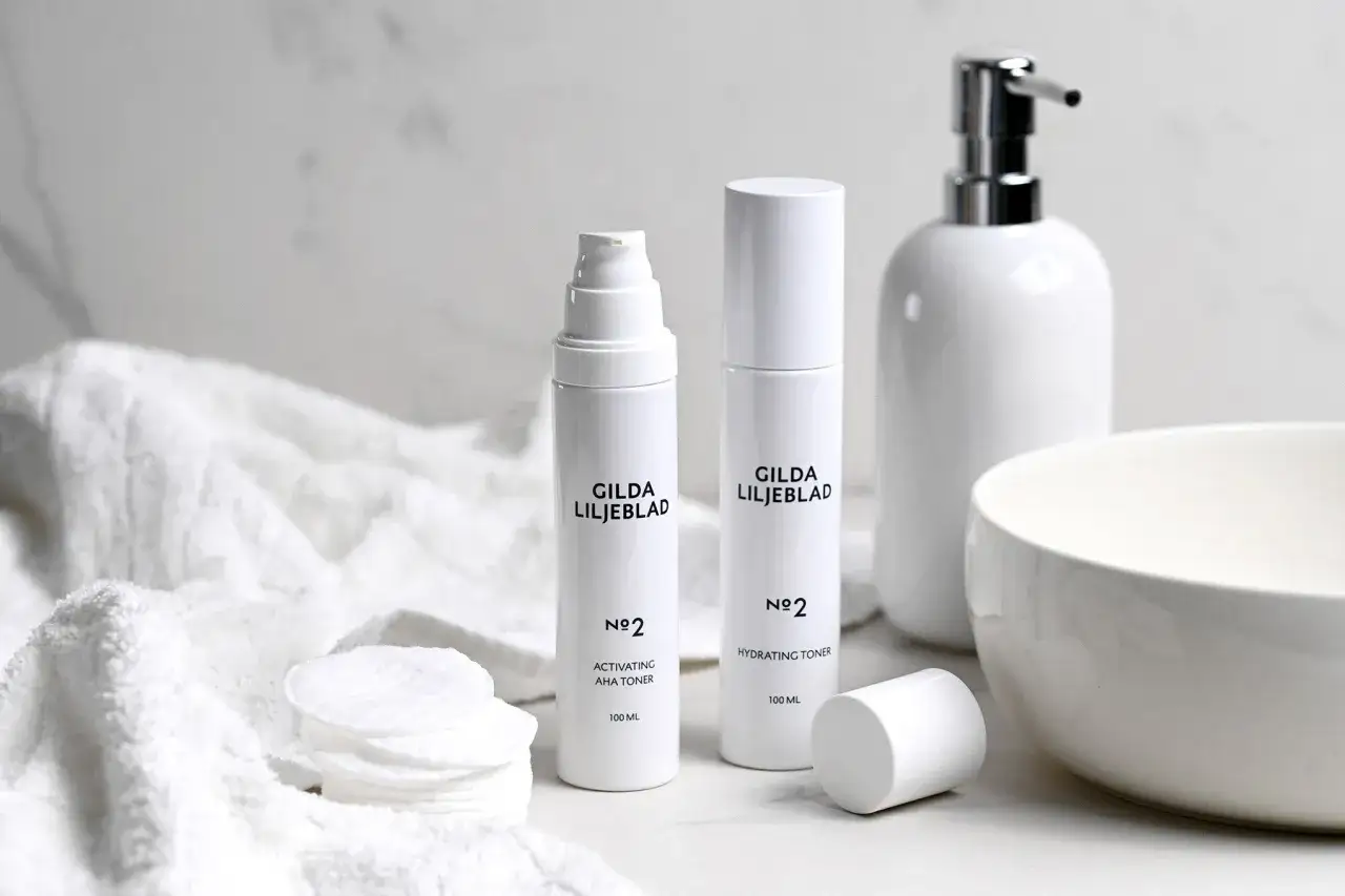 Gilda Liljeblad-produkter f&ouml;r att behandla finnig hy: AHA-toner, fuktgivande toner, bomullspads och en sk&aring;l.