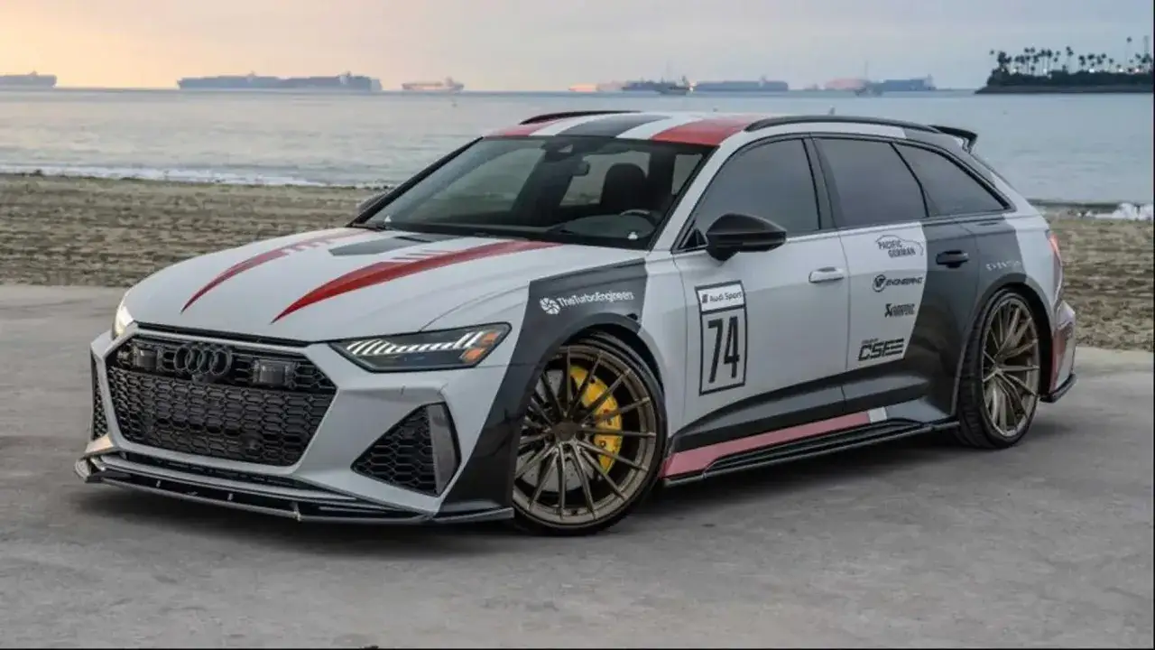 Audi RS6 Avant con diseño de carreras, mostrando su **potencia** y estilo agresivo junto al mar.
