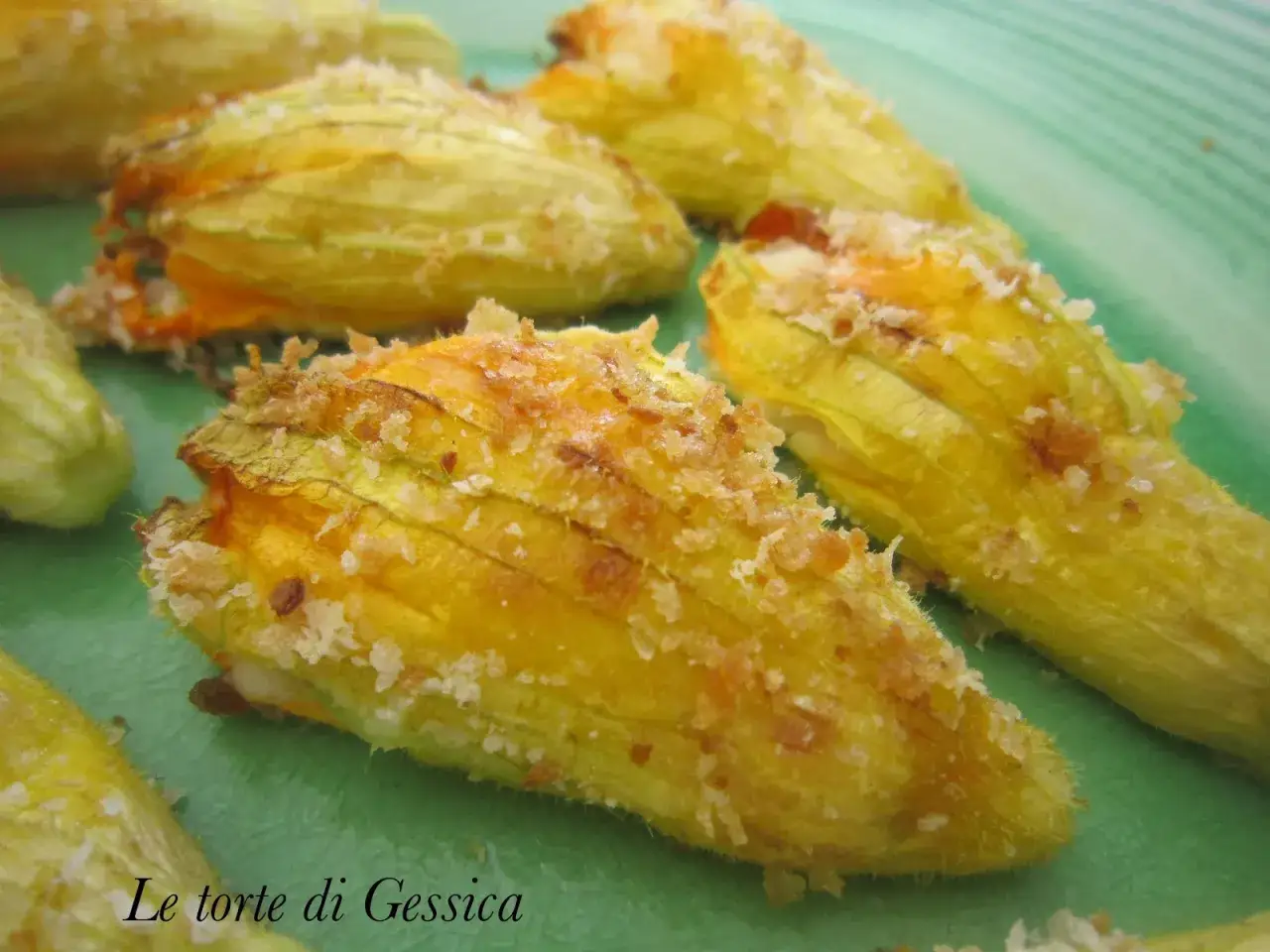 Fiori di zucca ripieni dorati e croccanti, pronti per essere gustati.