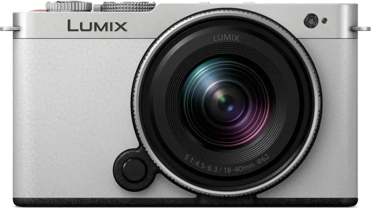 Biały aparat Panasonic Lumix S9 z obiektywem 18-40mm. Idealny do uchwycenia każdej chwili.