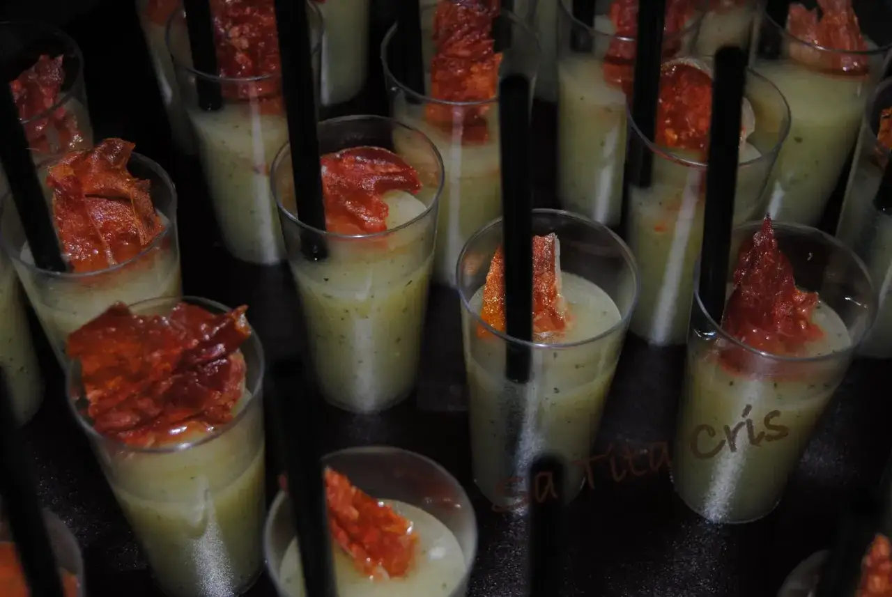 Chupitos de mel&oacute;n refrescantes con un toque crujiente de jam&oacute;n. Perfectos para un aperitivo ligero y sabroso.