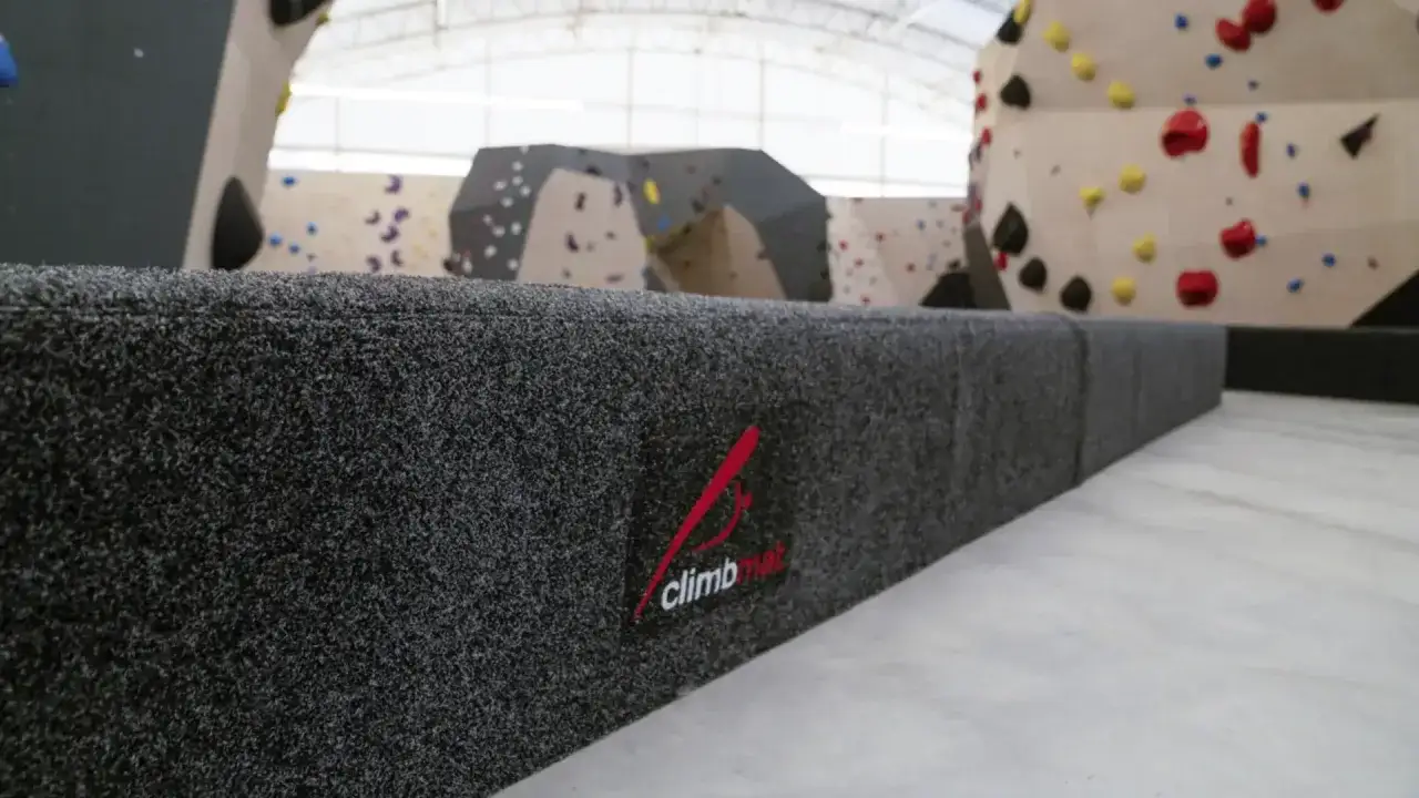 Bouldering co to? To wspinaczka po niskich ściankach z chwytami, a tu widać matę asekuracyjną z logo