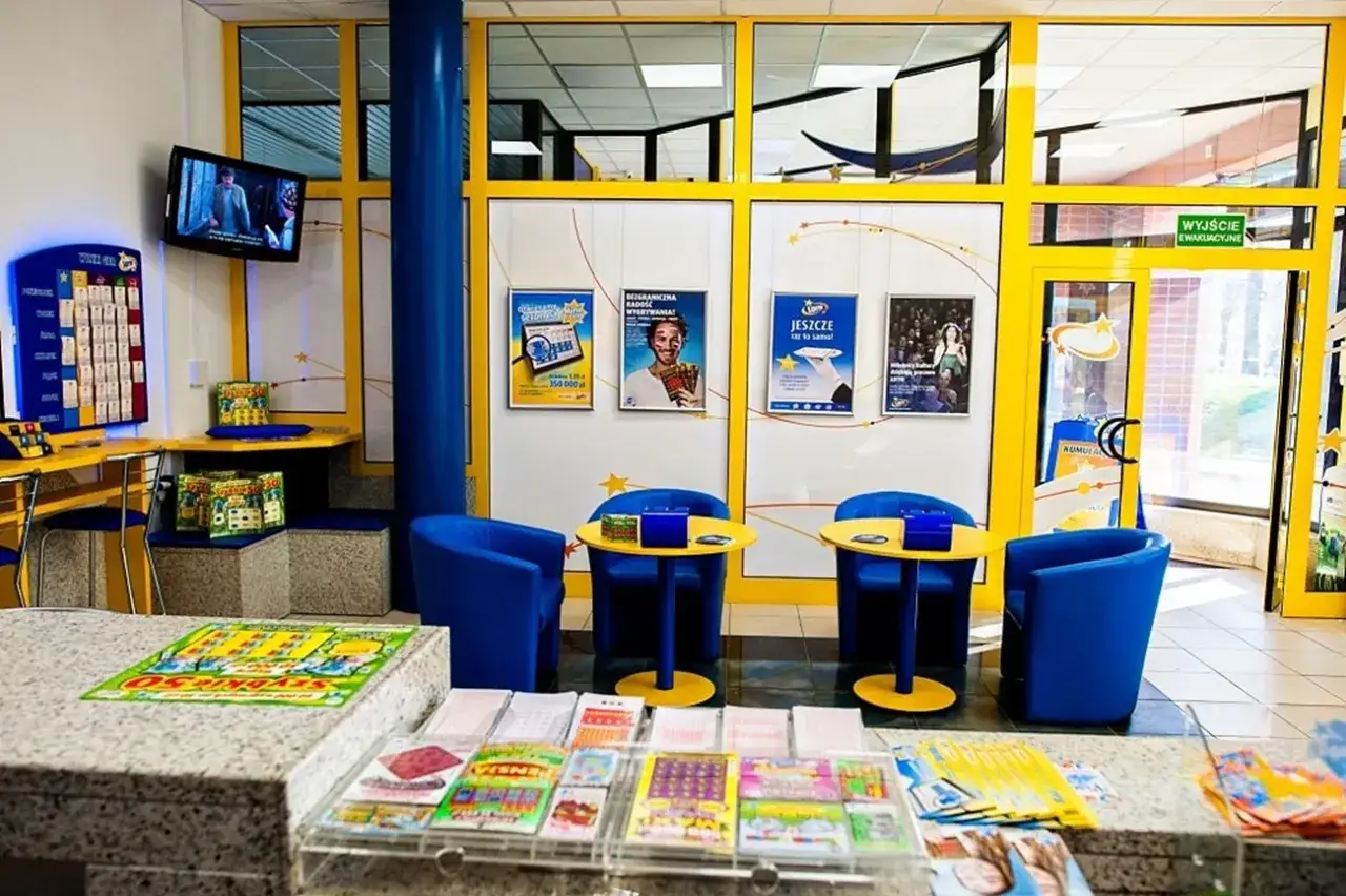 W punkcie LOTTO, gdzie zdrapki leżą na ladzie, widać plakaty z pytaniem: dlaczego kolektorzy nie chcą sprzedawać zdrapek z konkretnych numerów paczek.