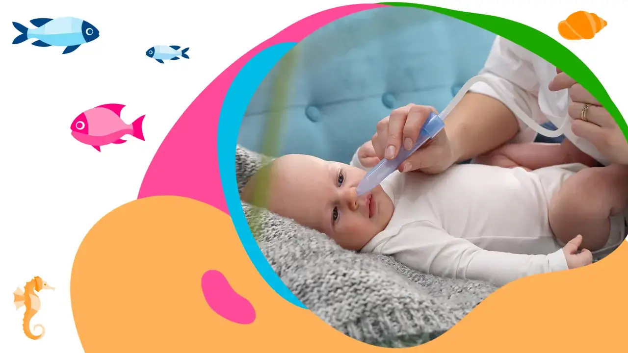 Delikatna pomoc dla maluszka. Mama używa aspiratora, by ułatwić oddychanie noworodkowi, który ma lekki katar.