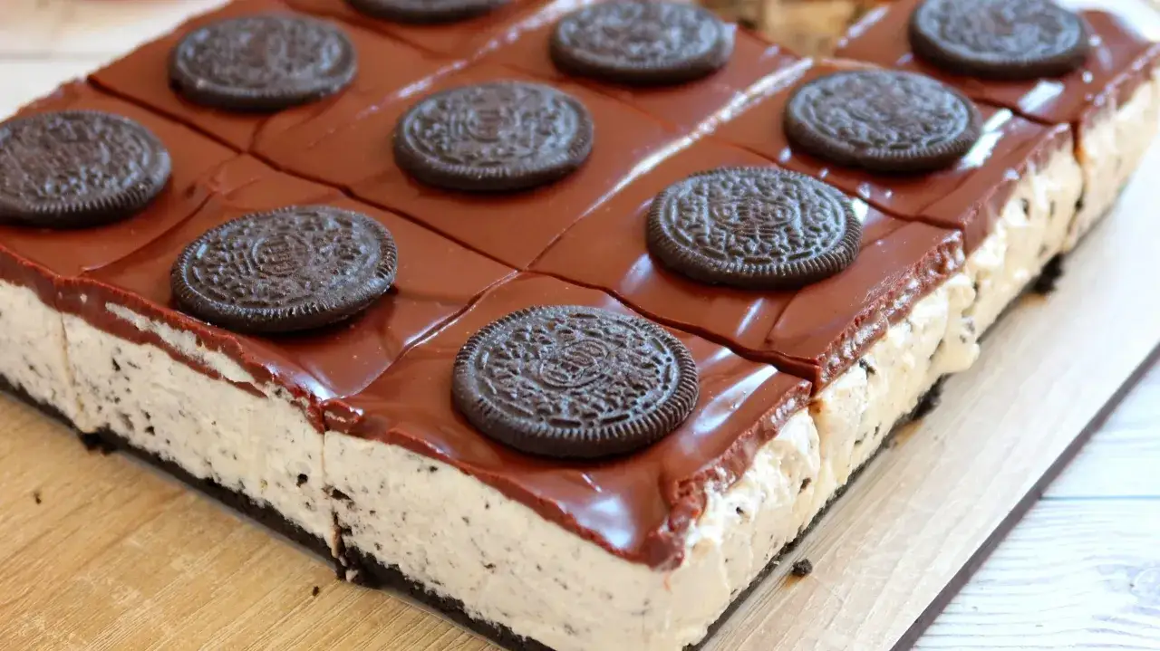 Tarta de oreo con glaseado de chocolate brillante y galletas enteras decorando. ¡Un postre irresistible!