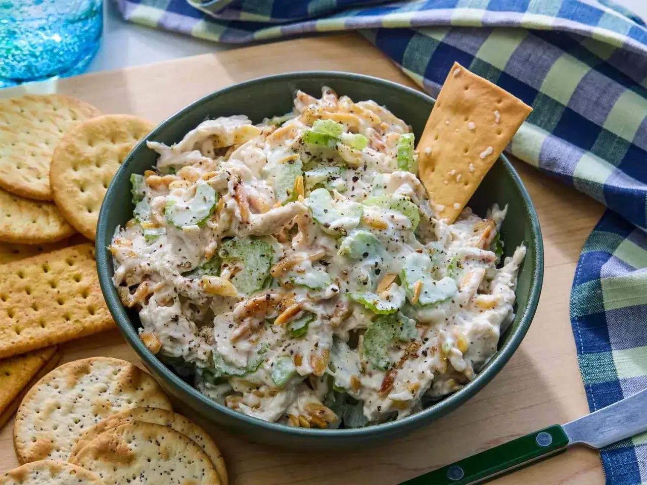 En skål med krämig kyckling sallad med selleri och kex.