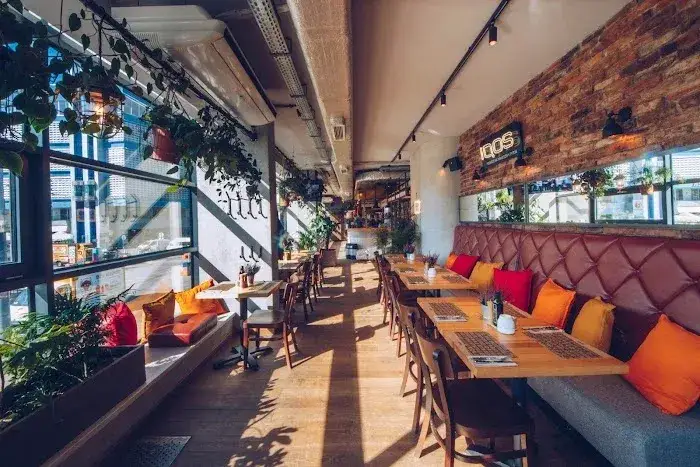 Katowice Rynek restauracje wieczorem tętniące życiem