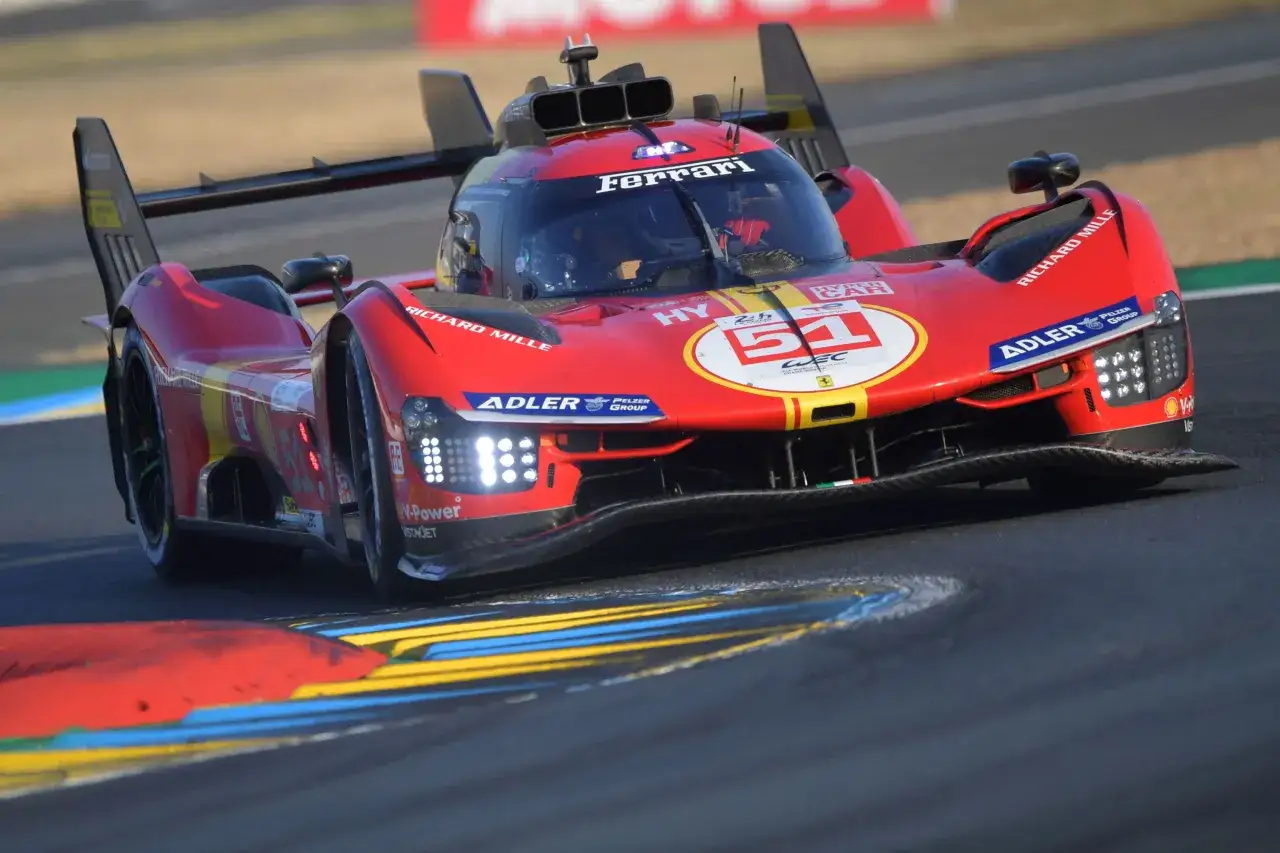 Coche Ferrari rojo compitiendo en Le Mans. El número 51 destaca en el frontal, listo para el horario Le Mans.