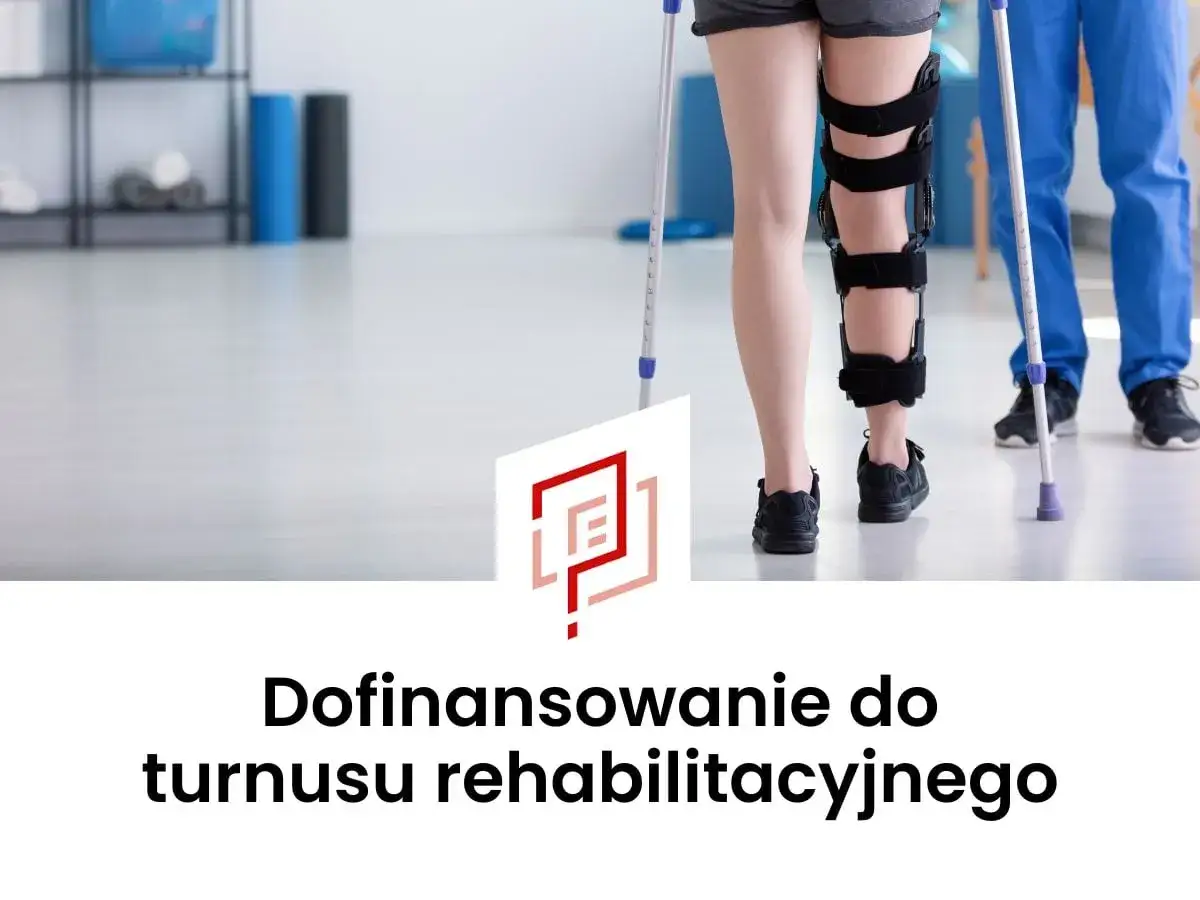 Osoba z ortezą na nodze i kulami, obok niej fizjoterapeuta. Dowiedz się, jak obliczyć dofinansowanie do turnusu rehabilitacyjnego.
