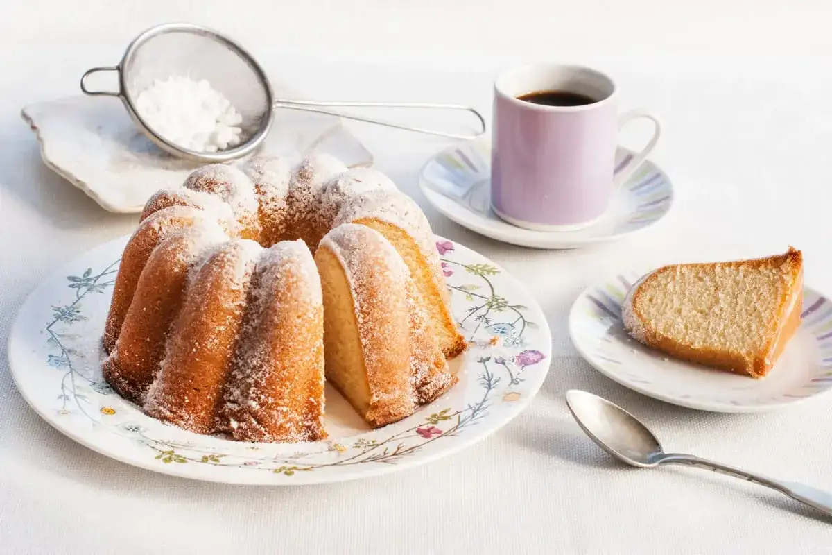 La ricetta ciambellone soffice e alto è perfetta per una colazione golosa. Un ciambellone dorato, spolverato di zucchero a velo, accompagnato da un caffè.