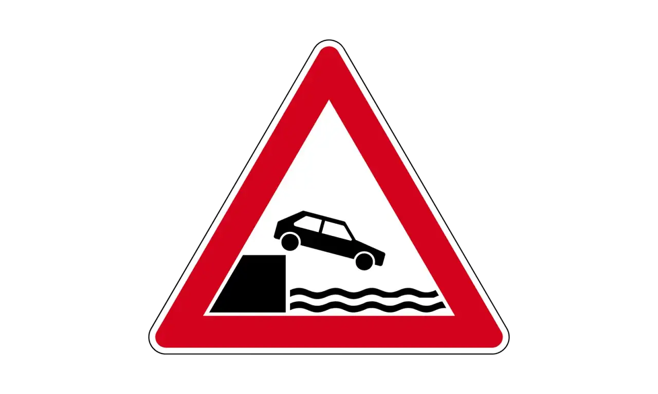 Gefahrenzeichen Verkehr: Achtung, eine Kante! Ein Auto droht, von einem Ufer ins Wasser zu fahren.
