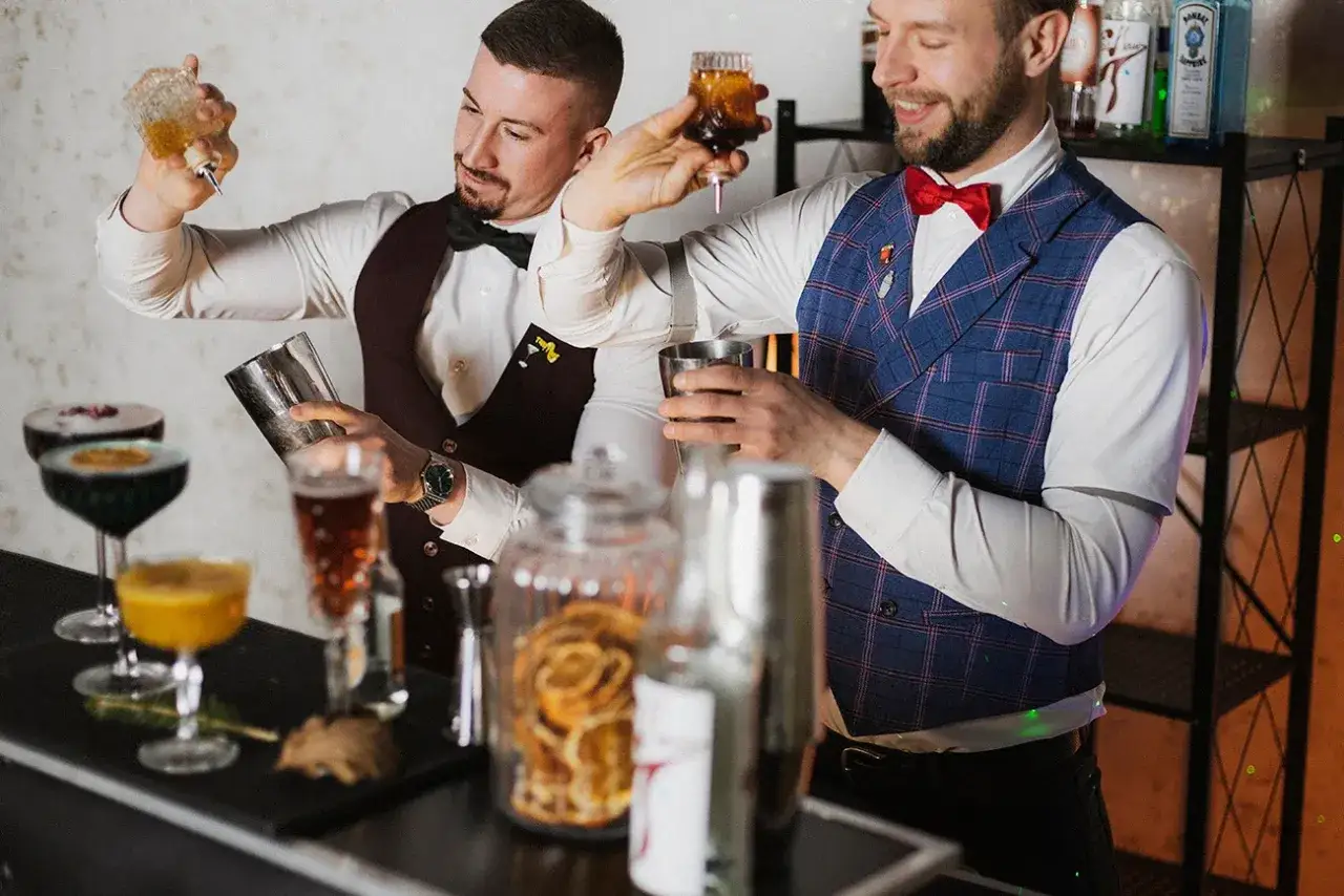 profesjonalny barman przygotowujący koktajl
