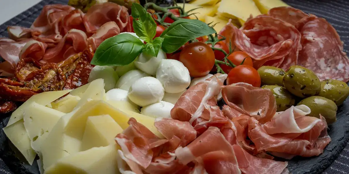 deska serów i wędlin z polskimi produktami, przystawki zimne
