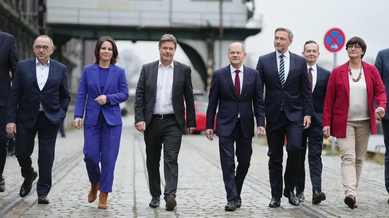 Politiker der Ampelkoalition, darunter Scholz, Habeck, Lindner und Baerbock, gehen gemeinsam.