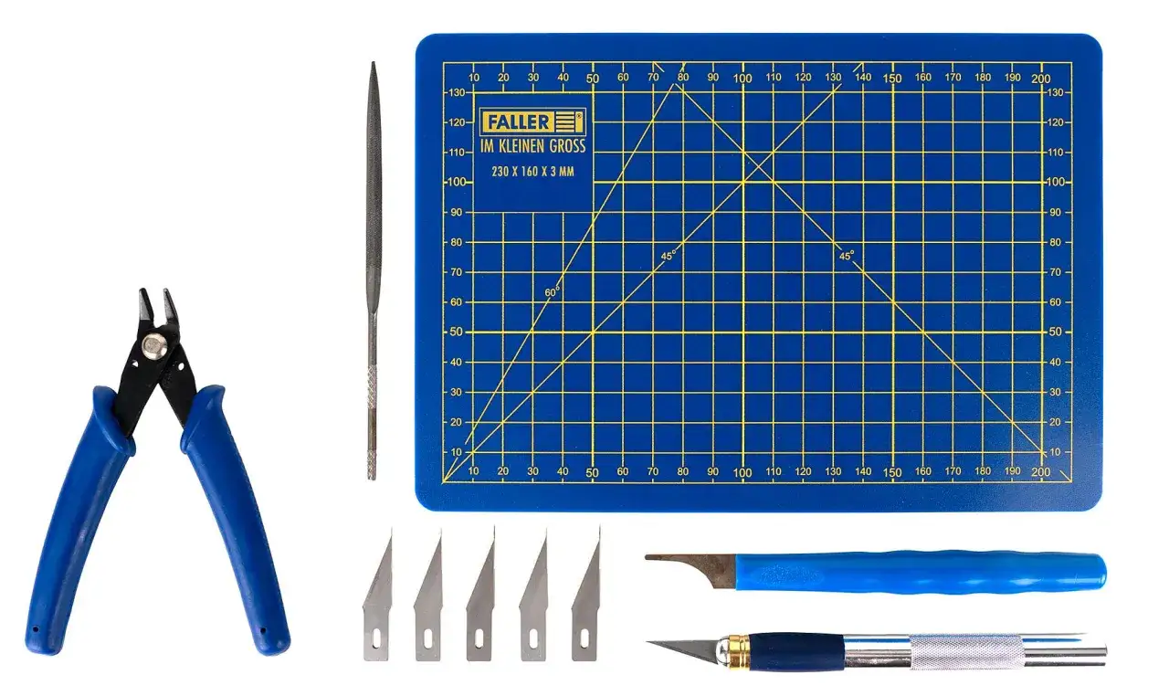 Bastelwerkzeug-Set mit Schneidematte aus pvc schaum, Zangen, Skalpellen und Feile.