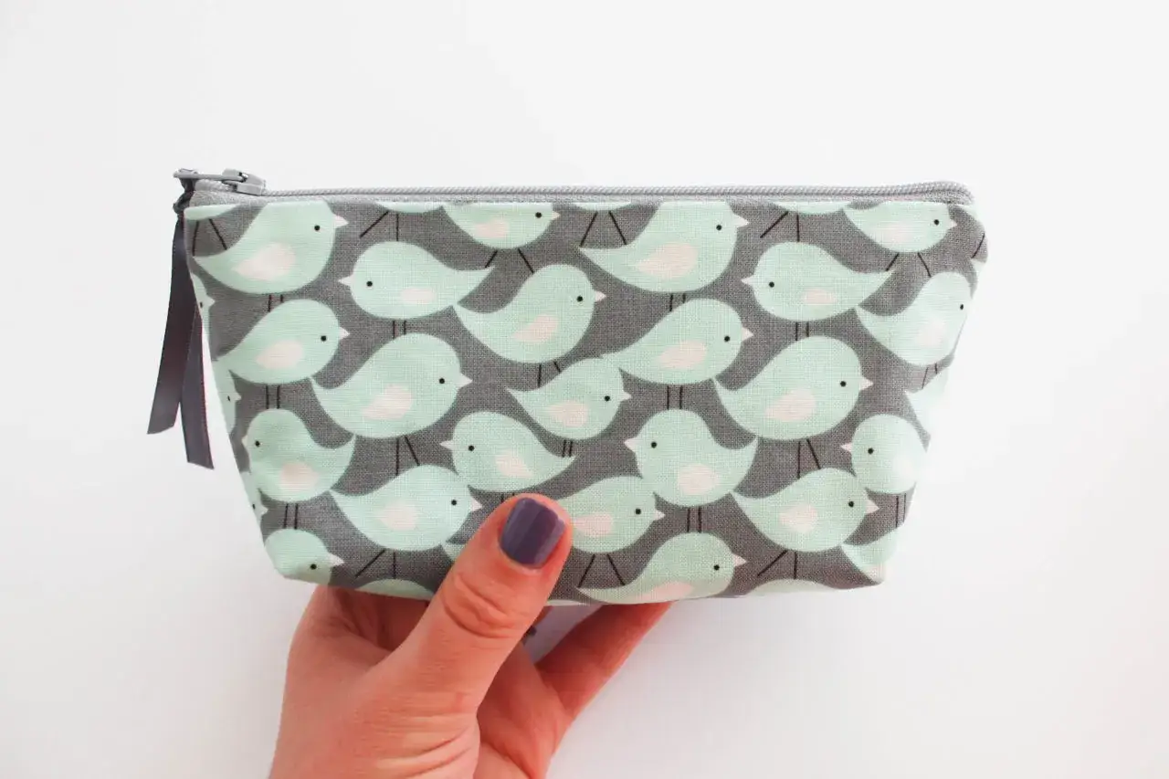 Trousse &agrave; maquillage avec motif d'oiseaux, parfaite pour une liste de maquillage pour d&eacute;butant.
