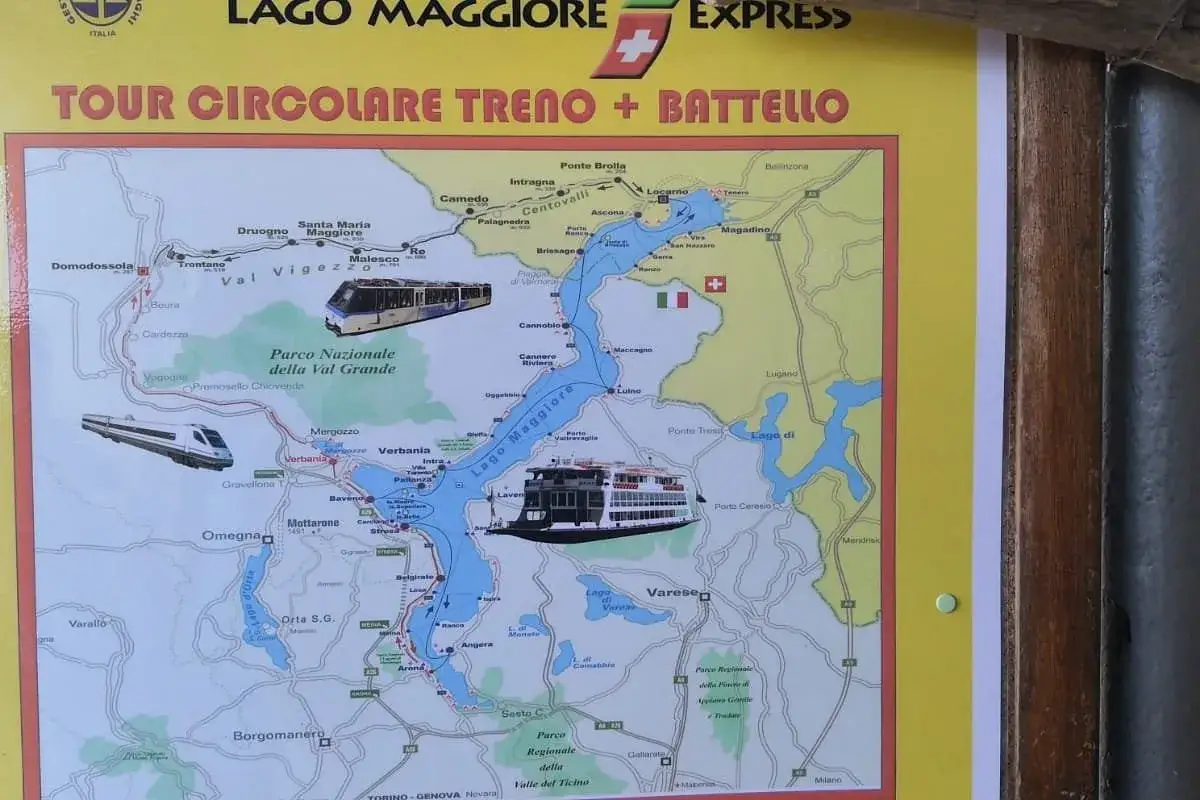 Karte zeigt eine Rundreise mit dem Zug zum Lago Maggiore und zurück. Züge und ein Schiff sind abgebildet.