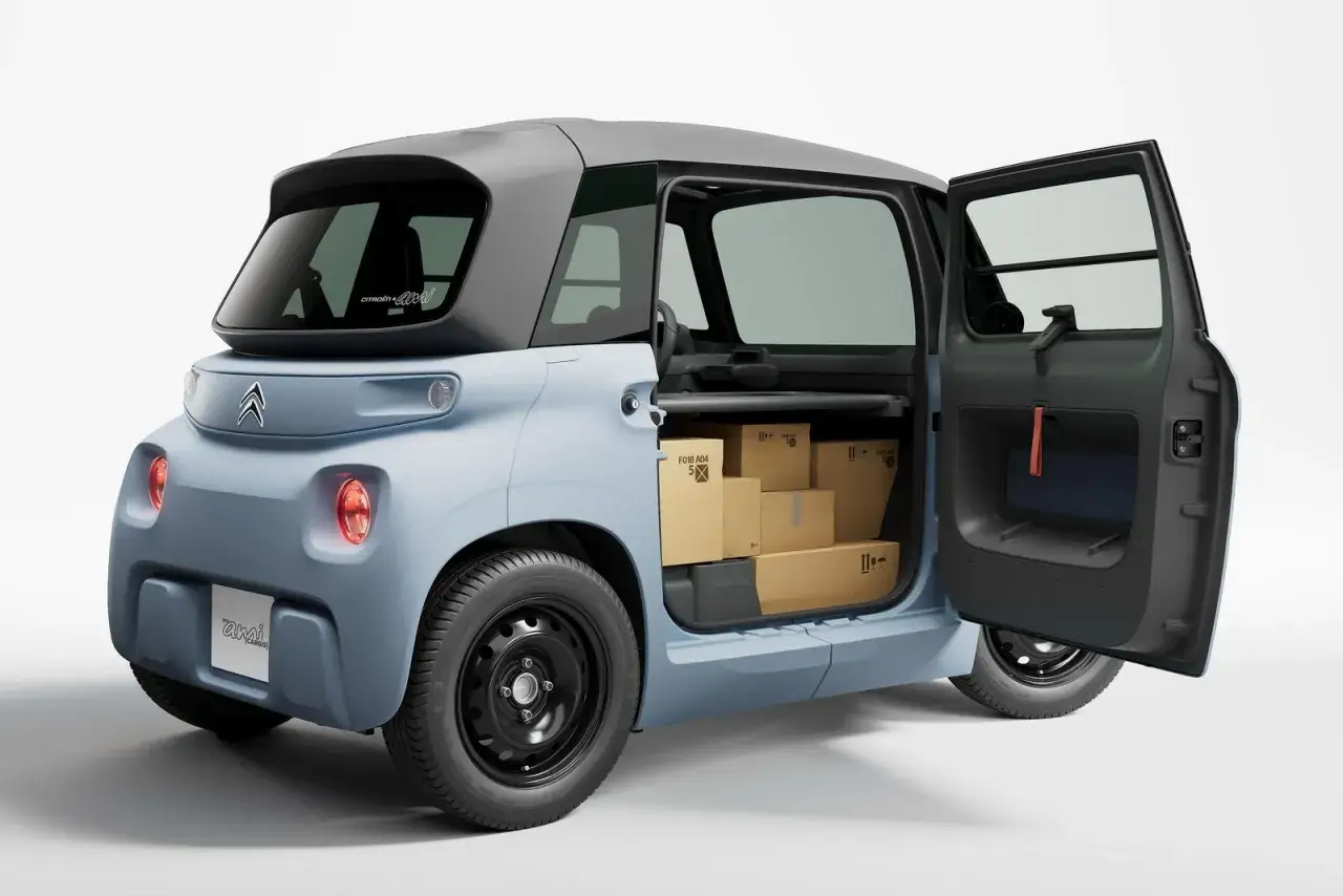 Citro&euml;n Ami, un veicolo elettrico compatto, ideale per le consegne urbane grazie alla sua notevole **autonomia** e spazio di carico.