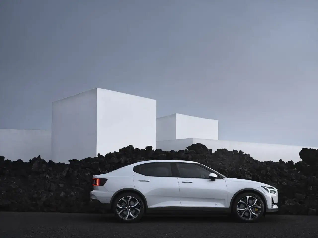 Biały Polestar 2 na tle minimalistycznej architektury. Czy optymalizacja Polestar jest warta?