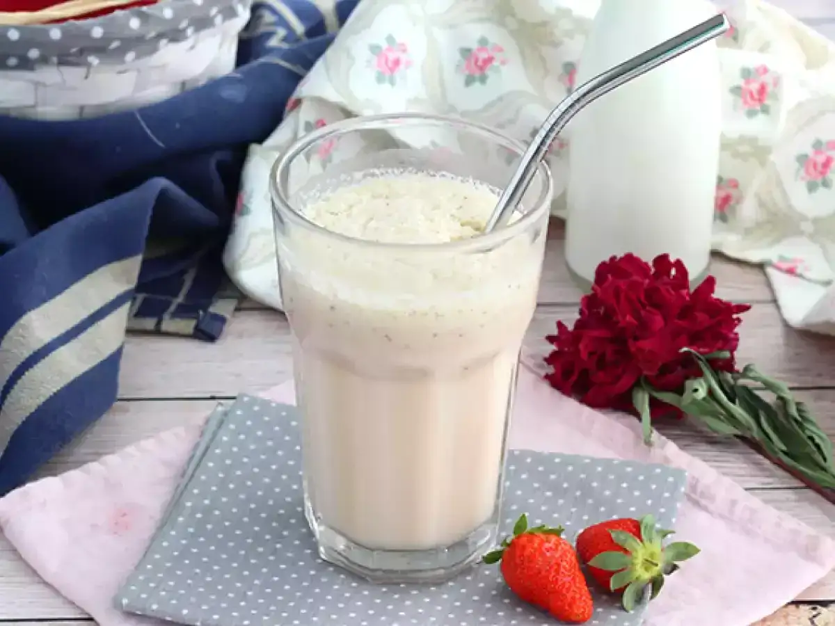 Krämig milkshake med jordgubbar, perfekt för ett enkelt milkshake recept.
