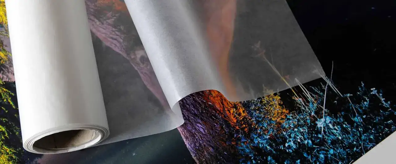 Rouleau de papier sans acide protégeant une impression vibrante de nature.