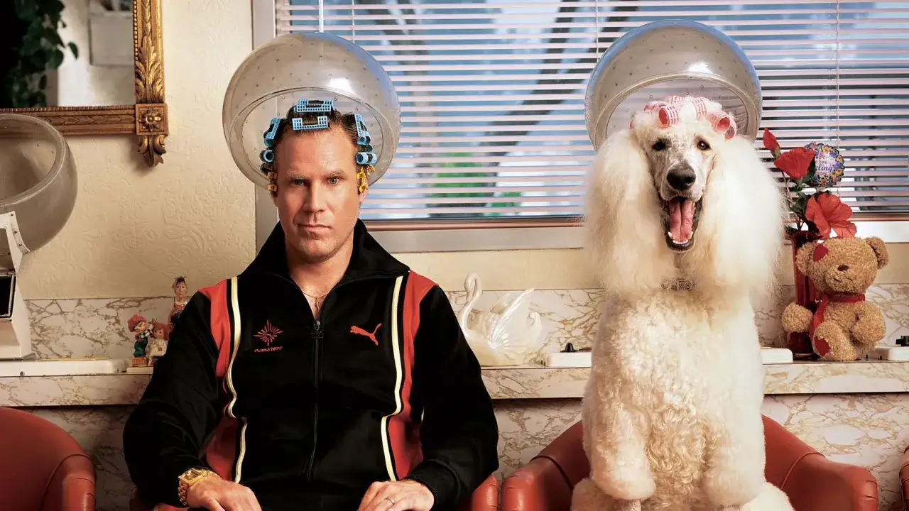 Will Ferrell sitter under en hårfön med blåa spolar, bredvid en pudel med rosa spolar.